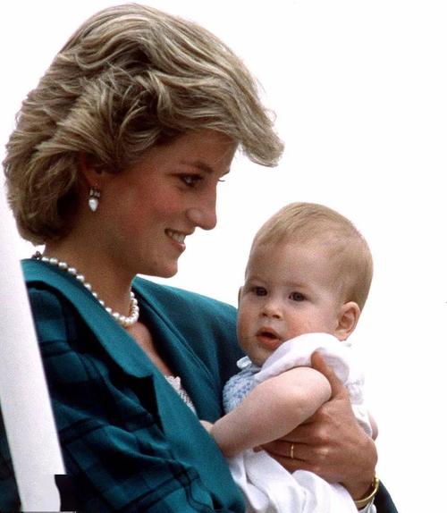 温馨甜蜜！拉亚妻子准备惊喜礼物，将自己怀孕的消息告知拉亚