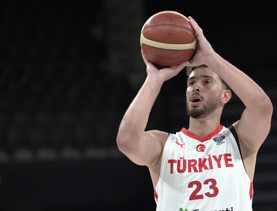 乌度卡：卡佩拉的护筐和空接能力不同凡响 申京打双塔更有侵略性