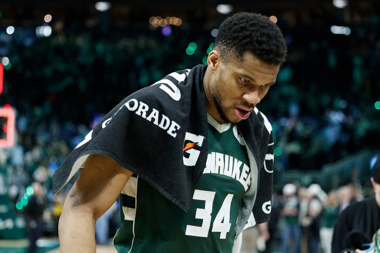 美记:雷霆拥有未来几年的大量选秀权 但他们对字母哥毫无兴趣