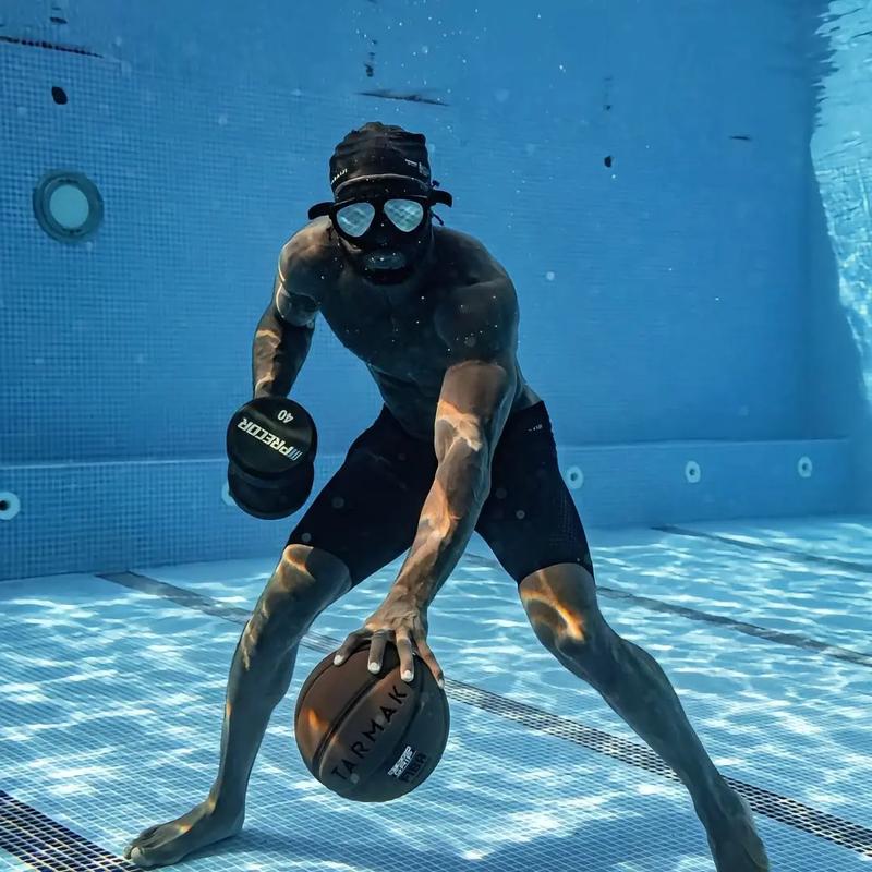 🤦左手还是不行啊！杰伦-布朗左手胯下变向险些丢球