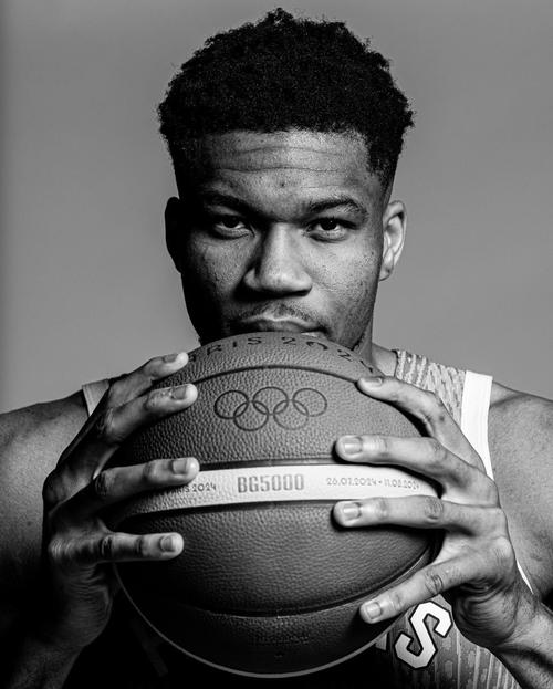 这肌肉的压迫感!字母哥晒新赛季定妆照:生涯第13个赛季 冲呀