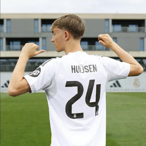 赫伊森观看皇马男篮比赛，球员因伤退出西班牙队可能缺席1到2周