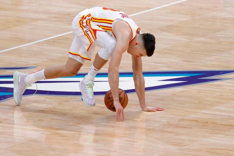 希望无大碍!船记:尚未有博格丹的最新伤病情况