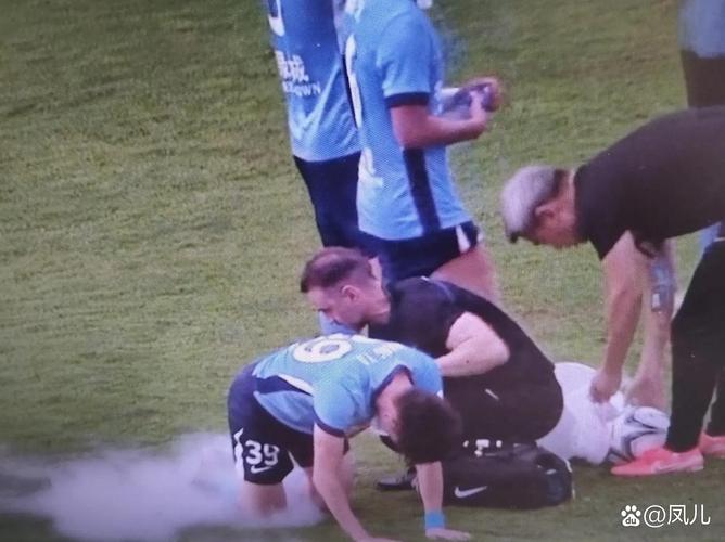 太危险了！王钰栋热身赛中遭泰国队球员飞踹踢翻，随后痛苦倒地