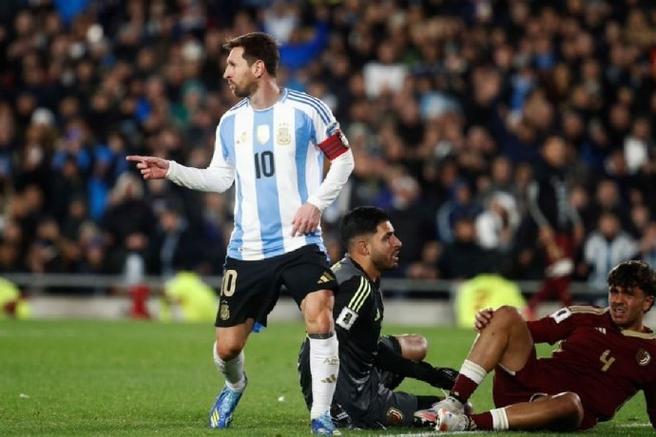 阿根廷vs委内瑞拉赛前为去世的博卡主帅默哀，梅西一家起立肃穆