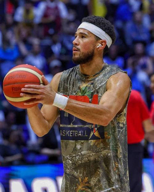 几分相似？布克赛后与其模仿者“中国布克”合影 并赠送签名球衣