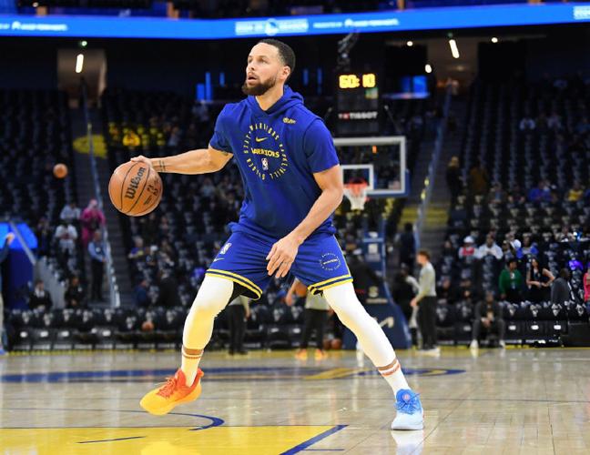 库里:巴特勒把训练赛提升到了新高度 他在攻防两端掌控着比赛