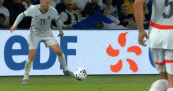 略显愚蠢🤣孔德造越位失误送单刀，法国领先2分钟就被冰岛扳平