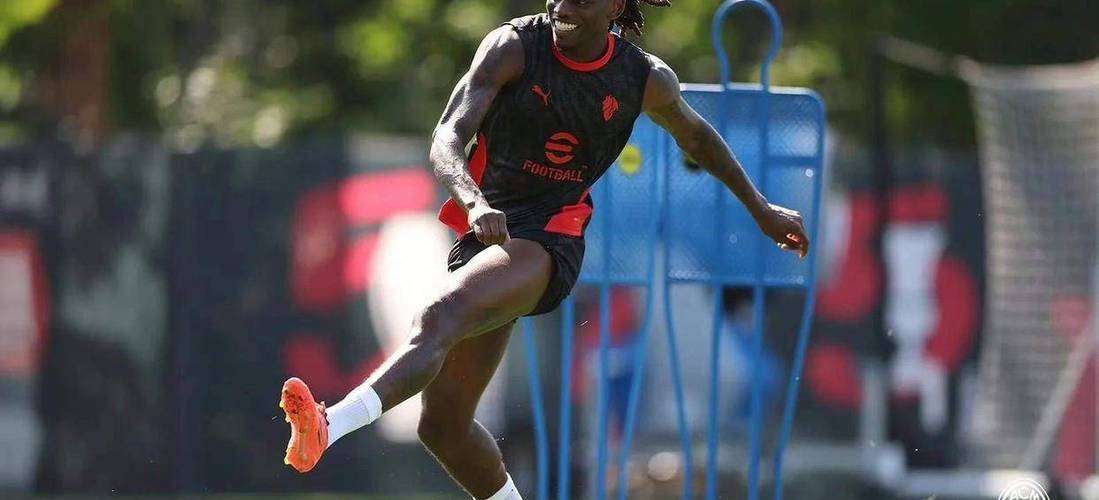 记者:莱奥今日在米兰内洛单独训练,队内国脚周四之前全部回归