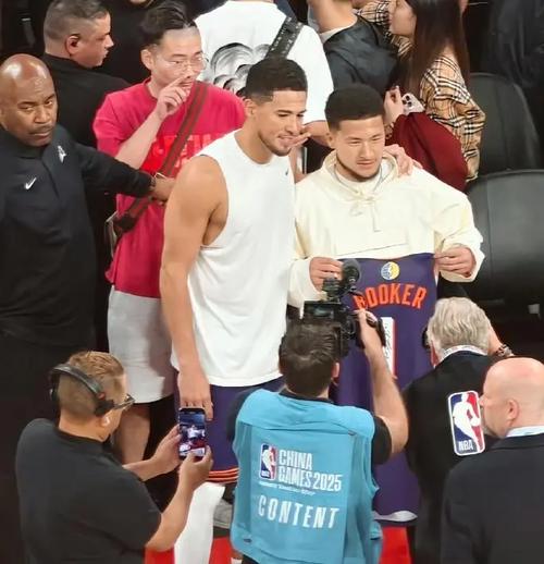 期待下次相遇!布克晒中国赛期间的近照:来自中国澳门的爱