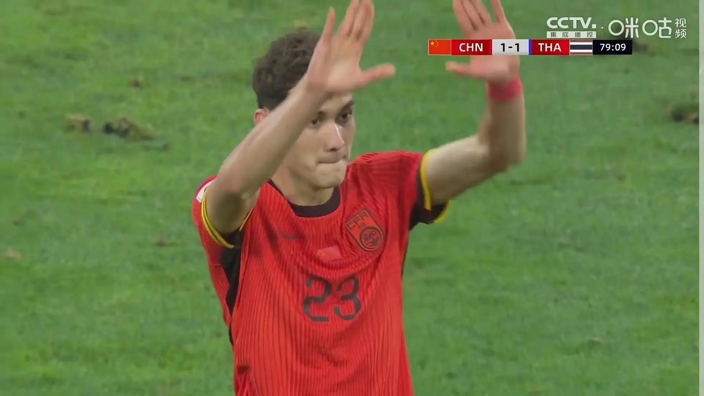 泰国队2防1直接上腿！拜合拉木表达不满+模仿对手动作 泰国队染黄