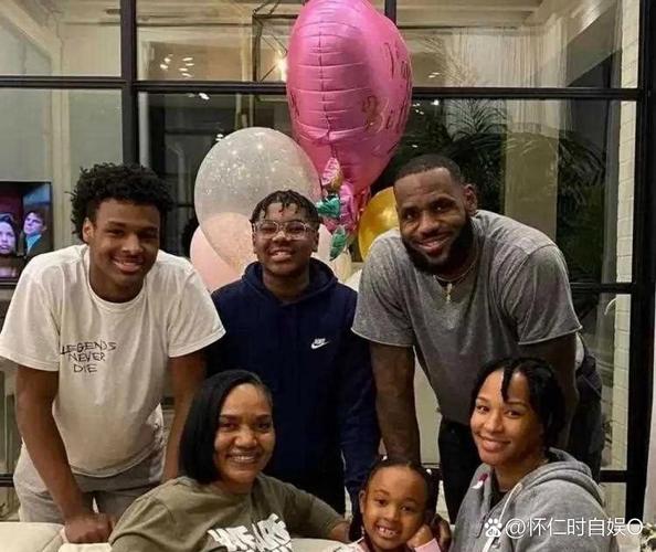 詹姆斯晒与画家合影：恭喜我的兄弟！我为你无比骄傲 感谢邀请