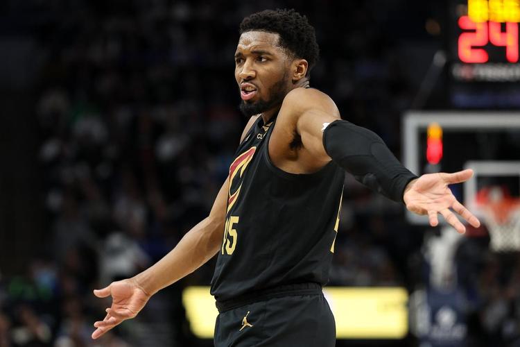 失误犯规略多!米切尔11中6拿到17分2板3助3断 首节独得13分