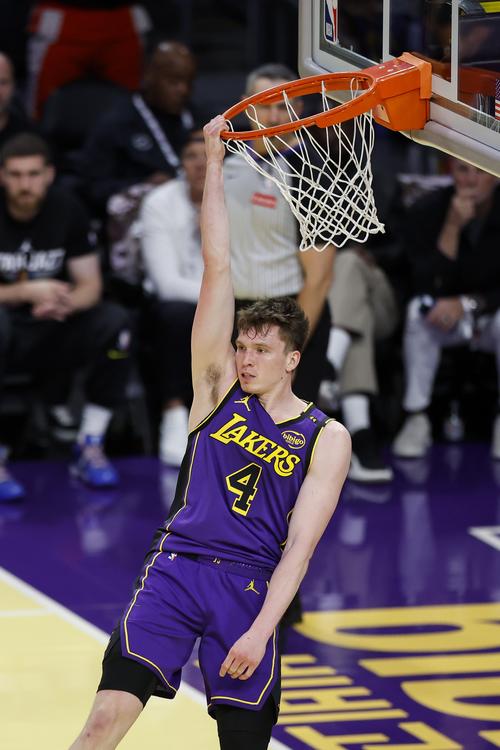 狂投三分！德里克-怀特23投10中&三分17中6砍下33分9板6助4帽