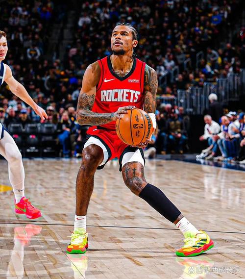 媒体人：如果我没记错火箭这套首发是NBA历史最高 之前是园区掘金