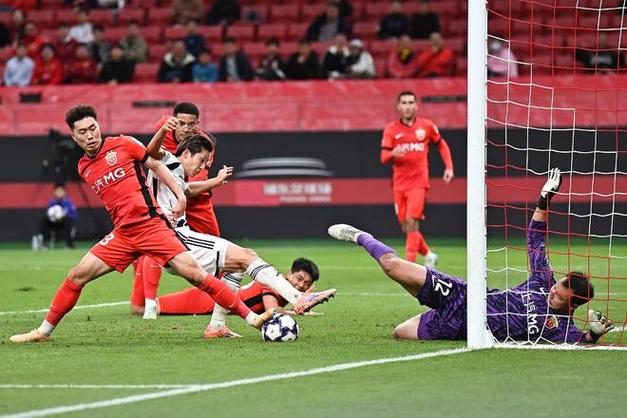 基操勿怪……傅欢后场接队友传球，一个停球直接把球漏出界