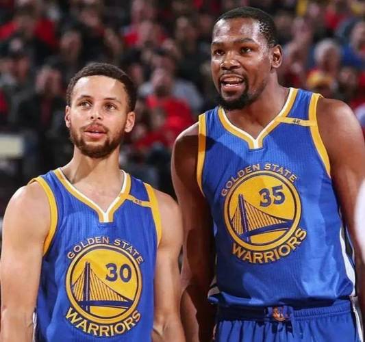 球队名宿！伊巴卡来到雷霆主场见证颁奖时刻 赛前与杜兰特寒暄