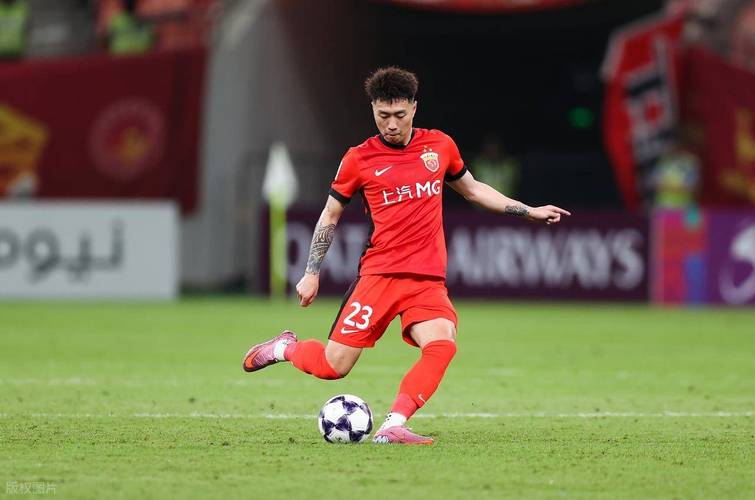 海港先落后！陈威扑球不远，傅欢与对方争球时不慎自摆乌龙