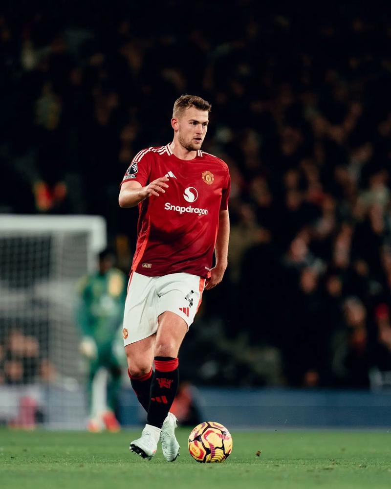 德里赫特：为什么在禁区总背着手？不想被判点球 我目前状态很好