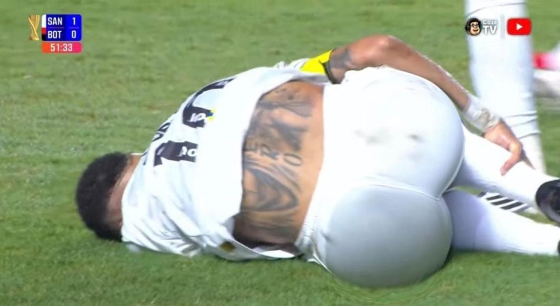 活久见！小狗模仿受伤倒地的球员，被球迷戏称为“新内马尔”