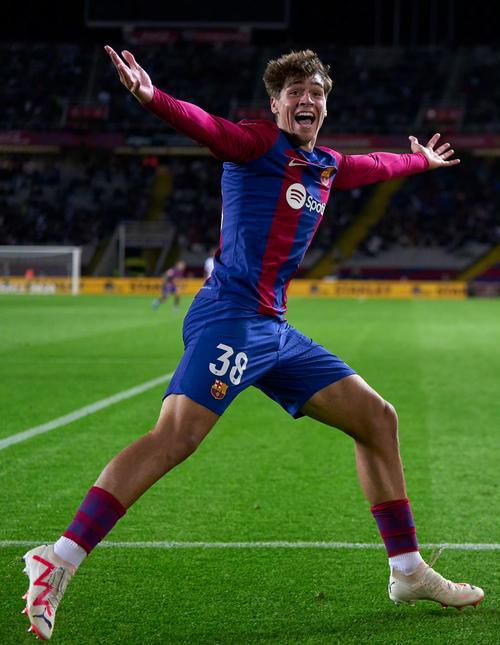 吉乌是第四位在欧冠为两支球队破门的U19球员，此前曾为巴萨进球