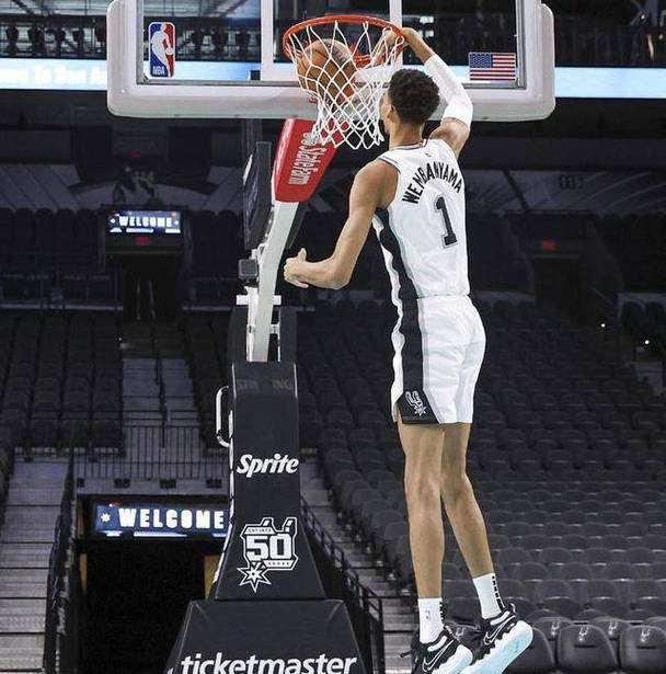 文班亚马：我能在对抗后后仰跳投 但传给空位的队友是更好的选择