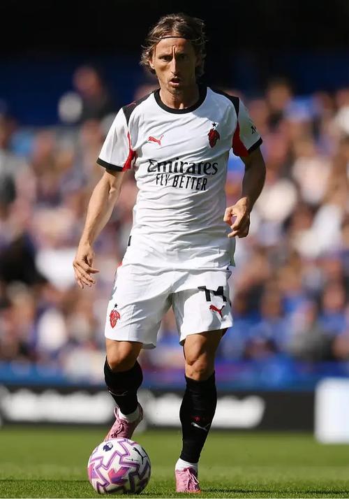 邮报：欧洲球迷组织呼吁意甲效仿西甲，取消米兰与科莫的海外比赛