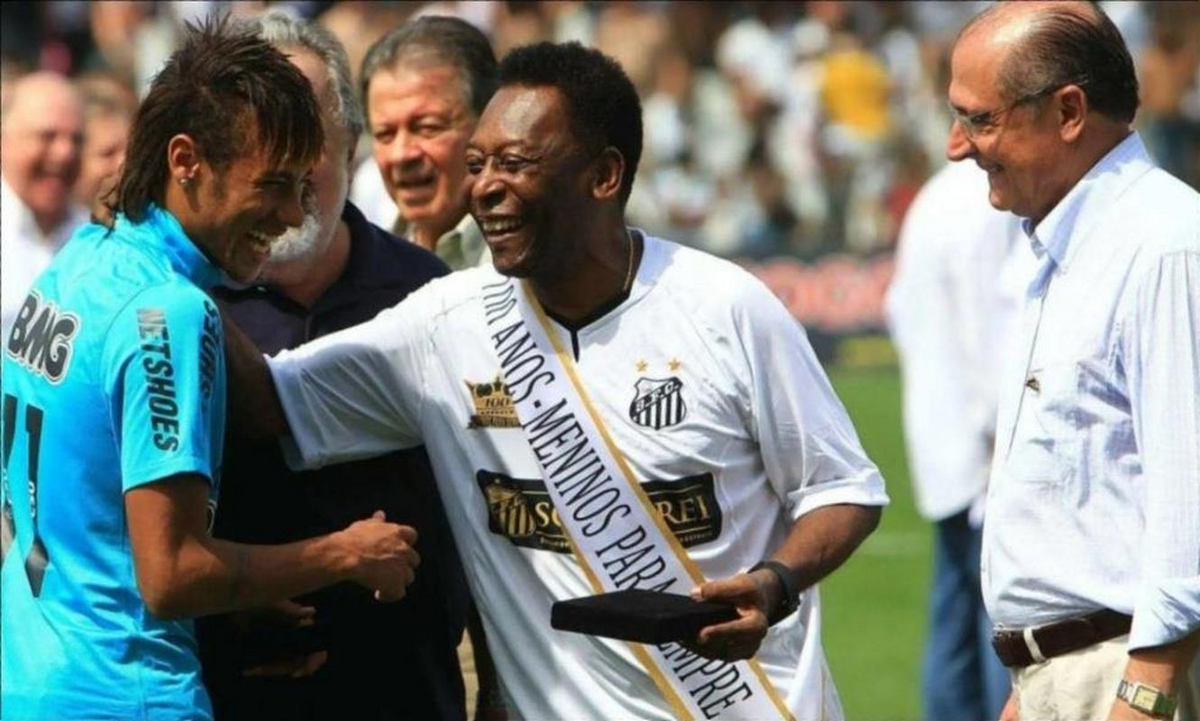 今天贝利85岁诞辰,桑托斯纪念:过去、现在、未来,他都是永恒的