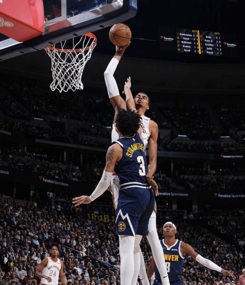 防不了一点！文班后场一条龙连续控运变向碾着防守左手隔扣浓眉