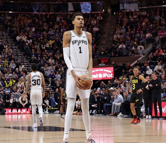 文班单场40+15+3帽且0失误 近40年第三人 比肩奥尼尔&浓眉