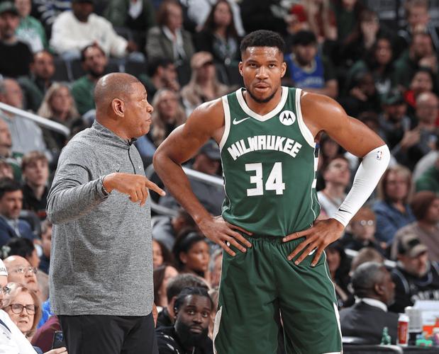 轻轻松松！字母哥首节4中3拿下6分3板2助