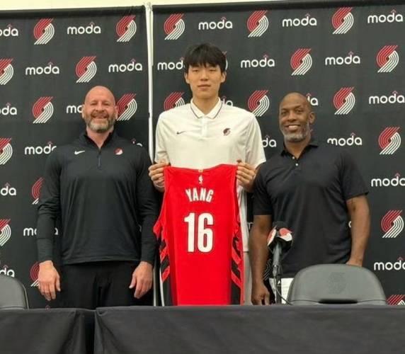 比卢普斯对自己的要求？杨瀚森：在场上大声沟通 好好学英语