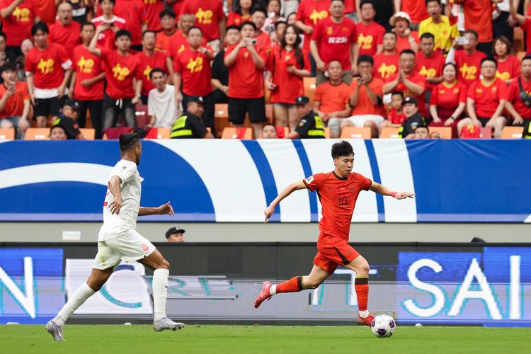 何超故意手球染黄，裁判未吹浙江有利进攻，王钰栋愤怒砸球