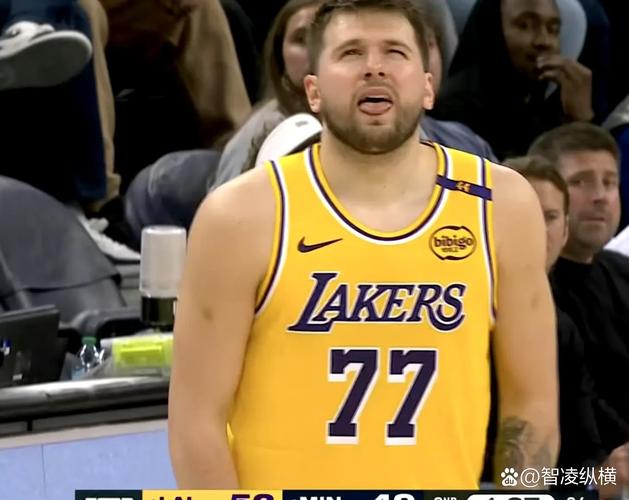 东契奇罚丢一球错失赛季首场50分！里夫斯：🤦‍♂️罚进一个啊