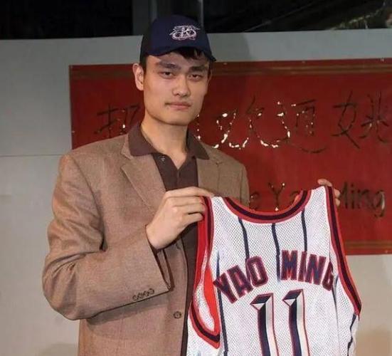 甚是想念！火箭名宿姚明现身丰田中心 起身向球迷挥手致意