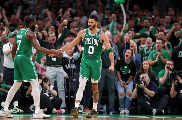 迈克-布朗谈调整先发:绿军打小个阵容 不想让大个去防他们后卫