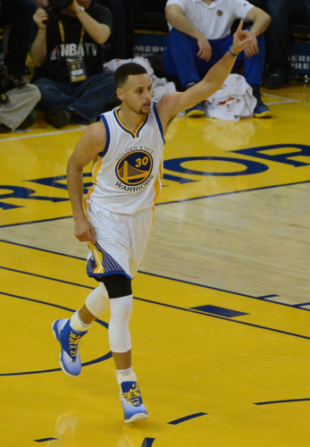 美记：罗齐尔本赛季薪水保障部分2500万美元 调查期间正常领工资