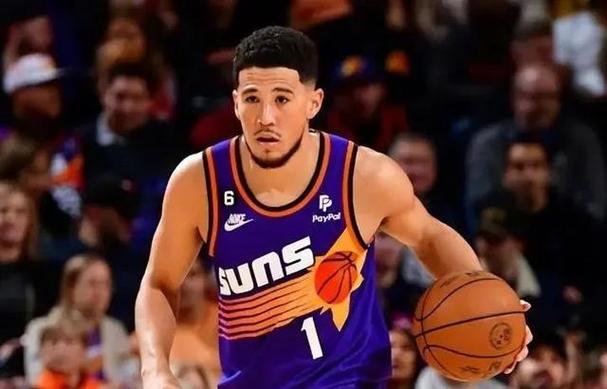 状态一般!布克半场5投2中&三分4中1 得到8分2板5助