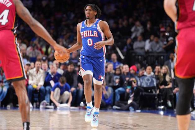 76人VS黄蜂首发：马克西+埃奇库姆+乌布雷+巴洛+恩比德