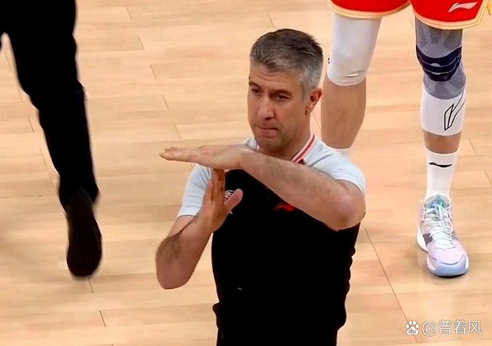 这球是不是犯规？扎威三分投完后被米切尔拍手打到 裁判没吹