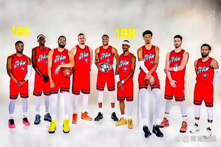 所有人都懵了！球迷冲进球场试图与米切尔合影 多名保安一拥而上