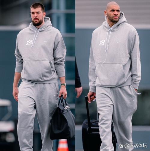 客战勇士！快船登机照：全员深色系运动装 登哥大胡子相当抢镜