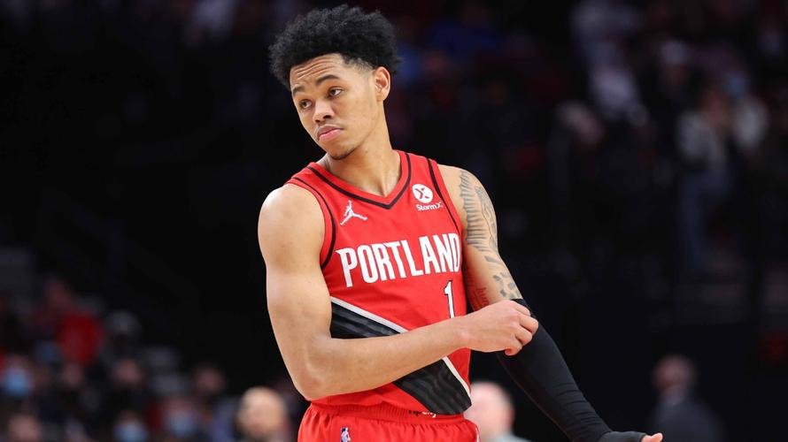 安芬尼-西蒙斯：既要融入球队保持自我 也要为赢球做出贡献