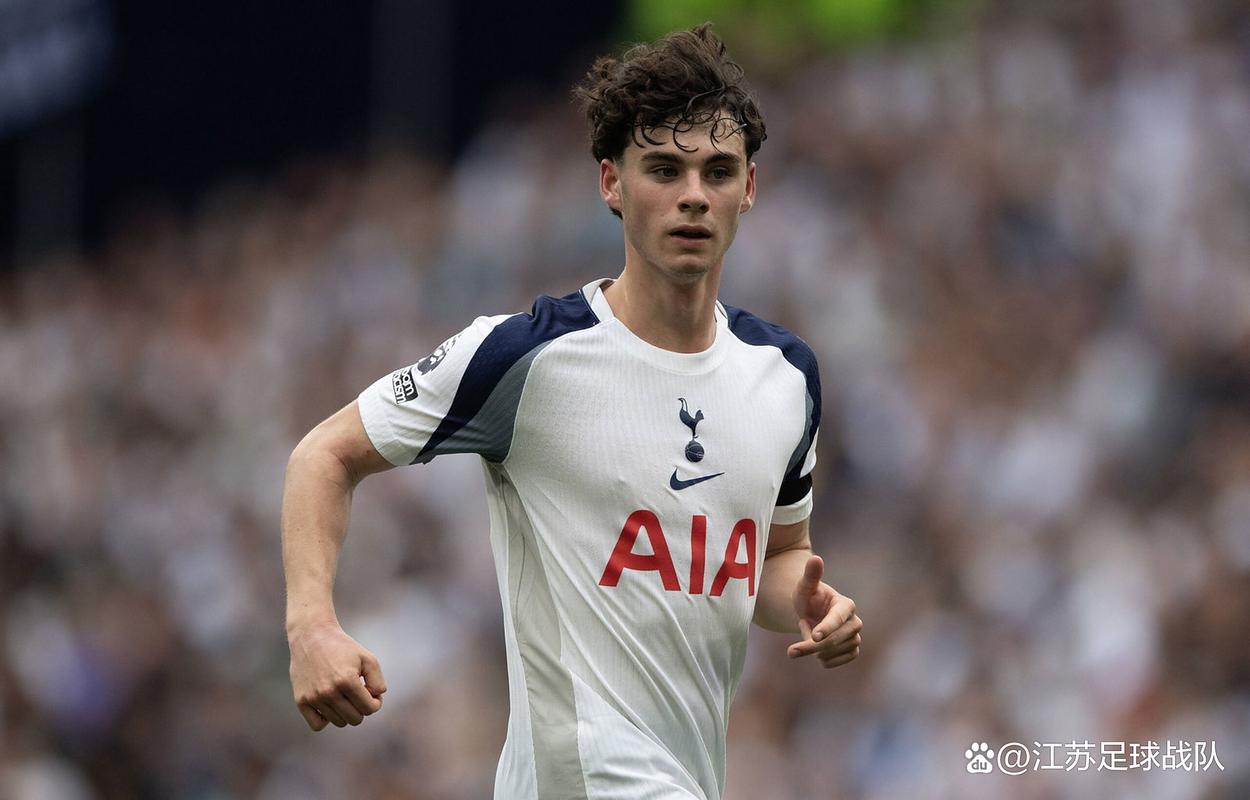 伤兵满营!镜报:热刺小将阿奇-格雷小腿受伤,预计缺阵一个月