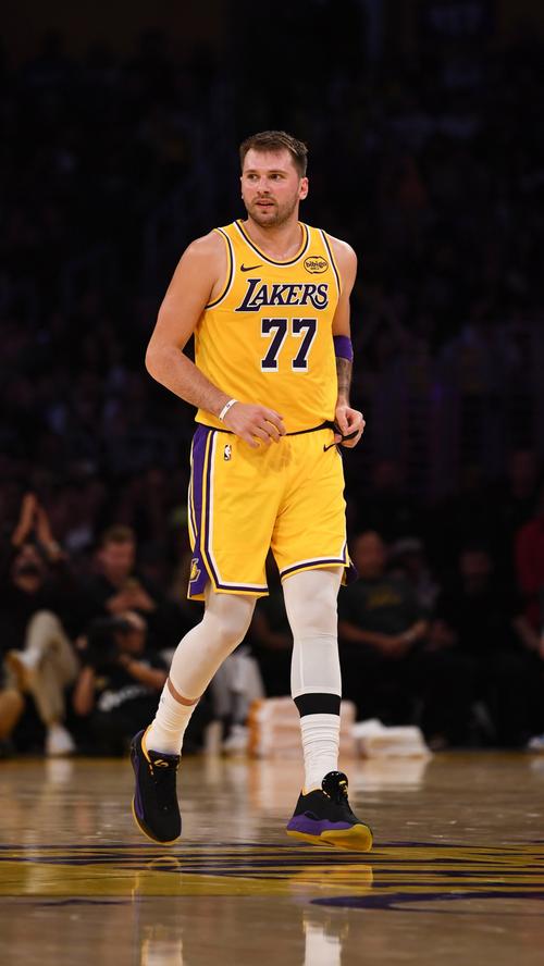 东契奇向里夫斯展示扭伤的手指 里夫斯不敢相信脱口而出Oh Shit！