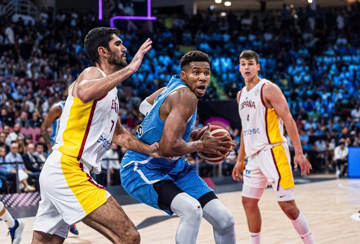 点燃主场！字母哥飞身大帽+二次进攻暴扣 大喊“这是我的地盘”