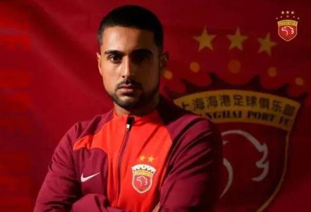 今天的官方训练开始前，上海海港为莱昂纳多和李帅举行颁奖仪式