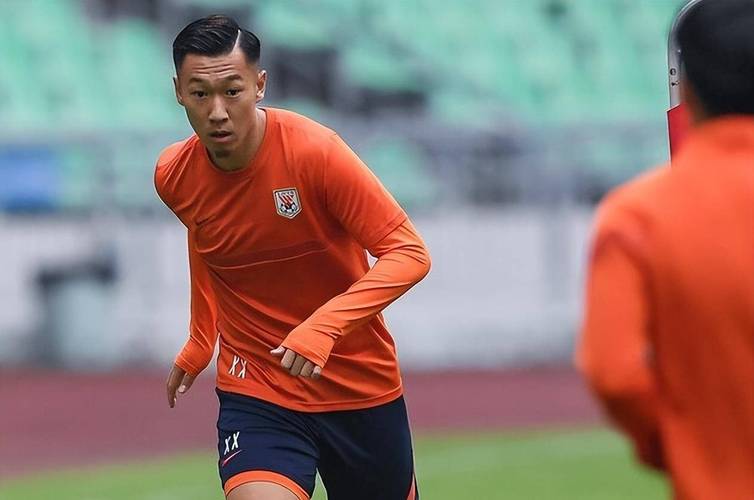 徐新完成中国俱乐部各项职业赛事出战200场，共打入7球