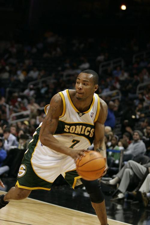 对手万圣夜的魔鬼？077一战进前5 罗斯50分重返巅峰 库里53分领跑