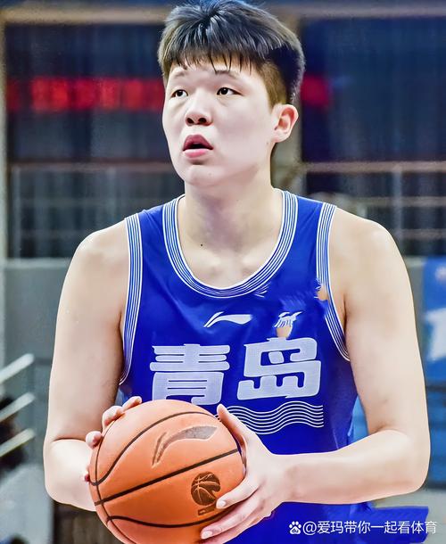 杨瀚森吃个宵夜就圆润了?体坛记者:我是看不出来 也没看到数据